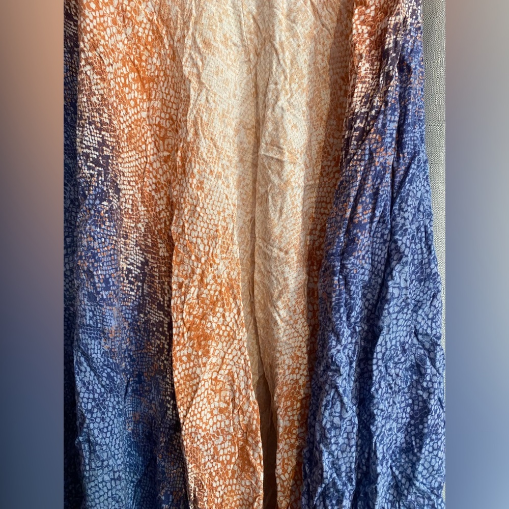 Japna brand dress features a distinctive handkerchief hem adorned with pom-poms - Picture 2 of 6